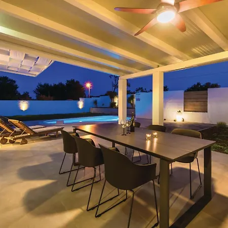بيت للعطل Luxurious In بيتينا